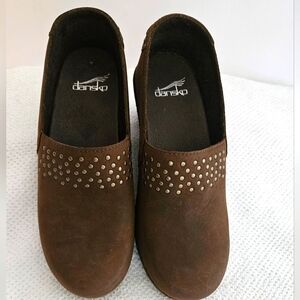 Dansko Mavis Clogs Studded Leather Nubuck Milled Brown EU 37 US 6.5-7 Sl…